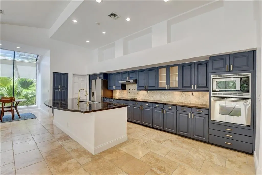 2700 NW 49th St