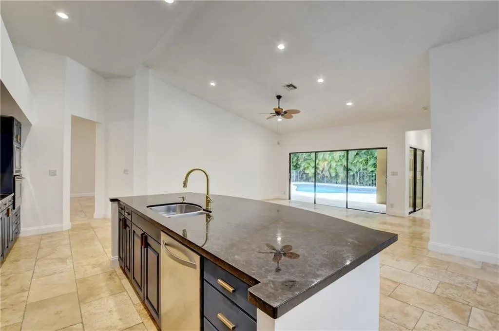 2700 NW 49th St
