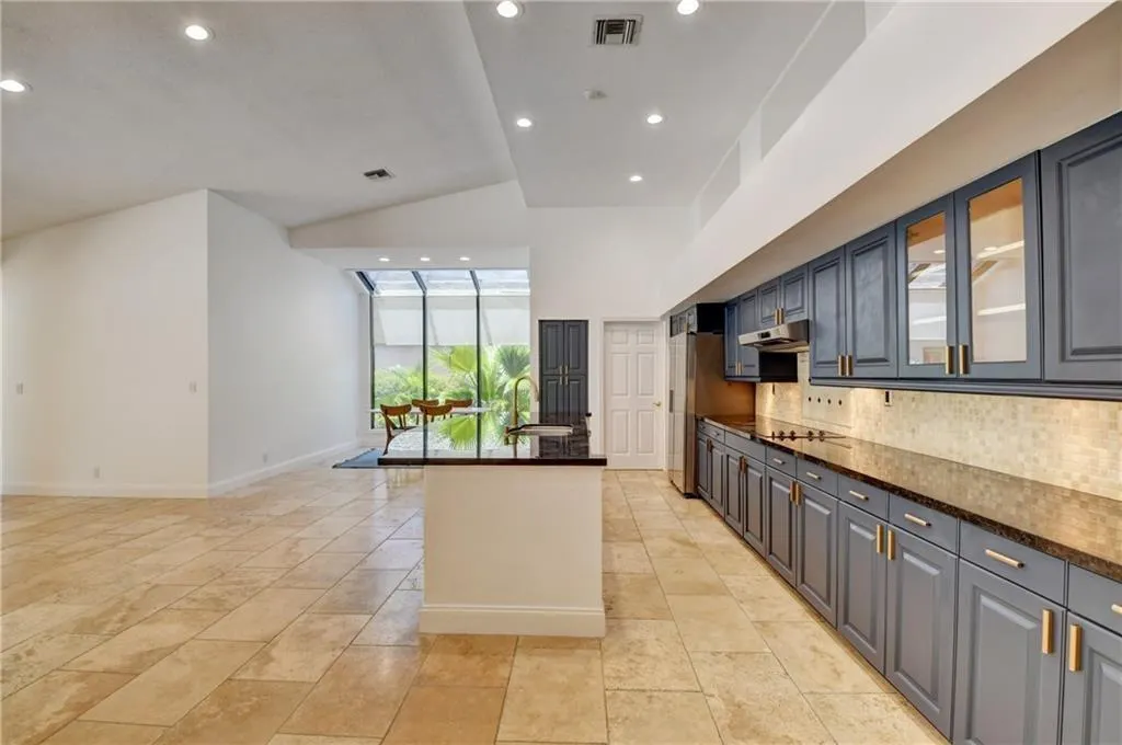 2700 NW 49th St