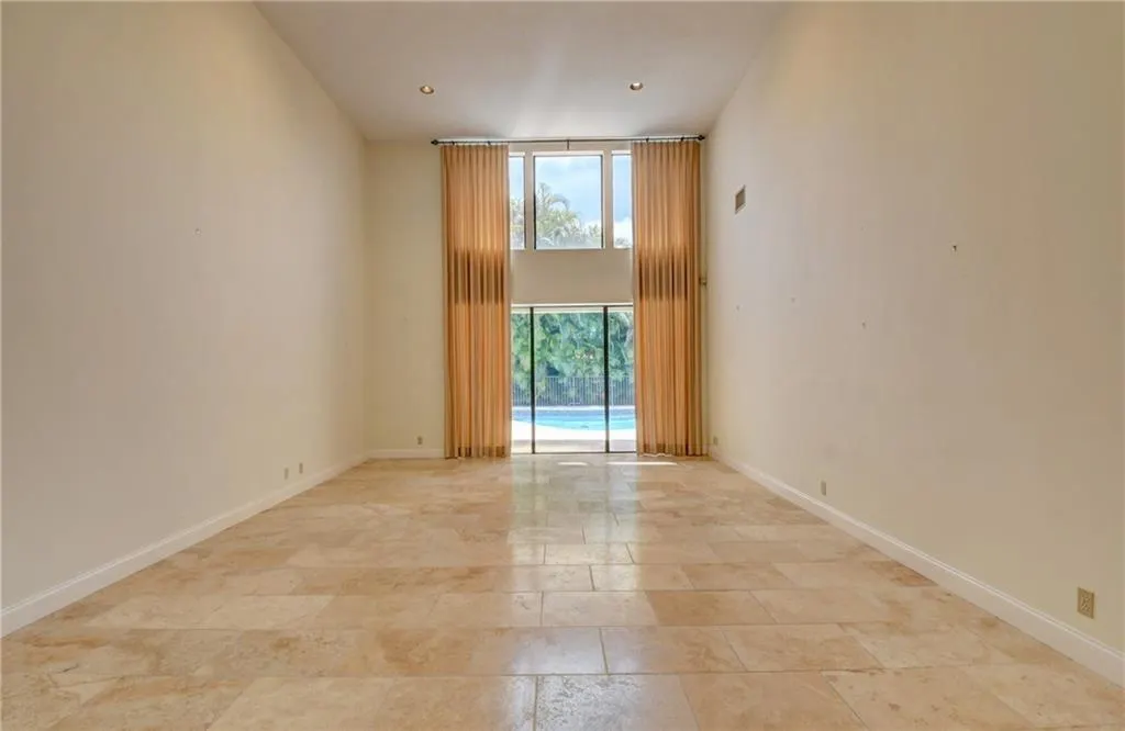 2700 NW 49th St