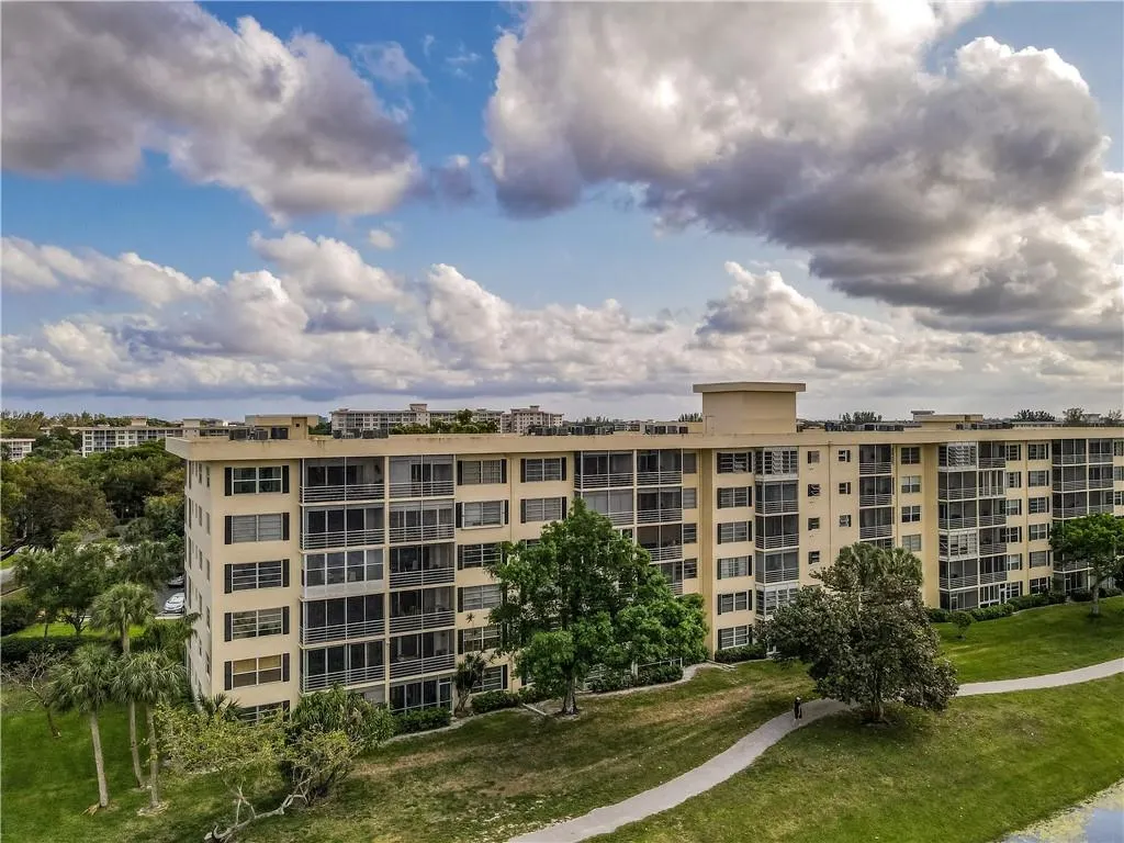 2751 N Palm Aire Drive, #501