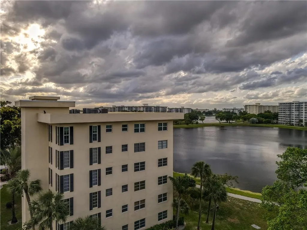 2751 N Palm Aire Drive, #501