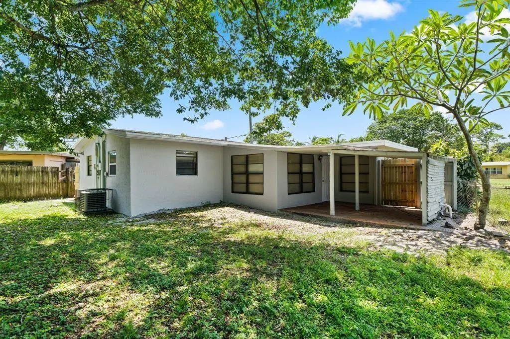 1552 NW 15th Ter