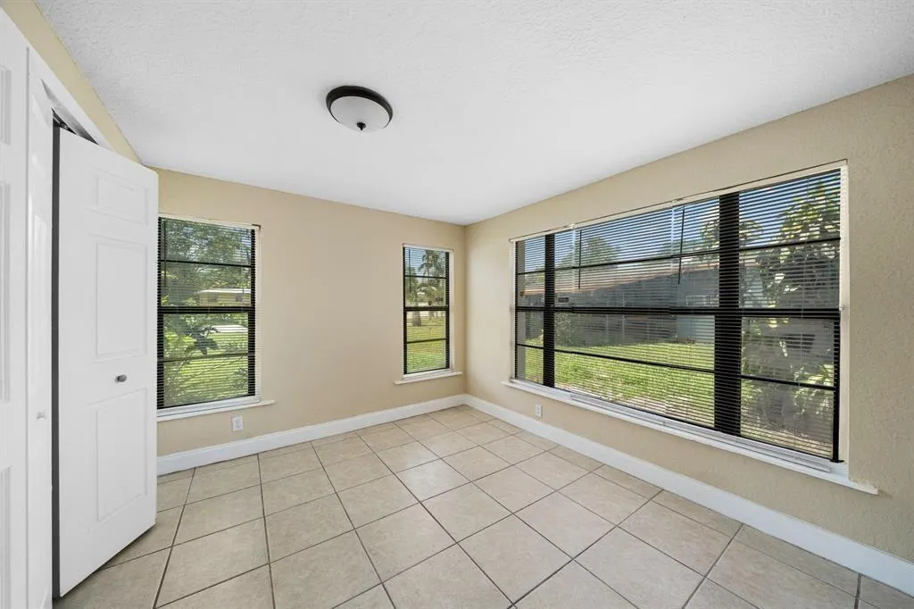 1552 NW 15th Ter