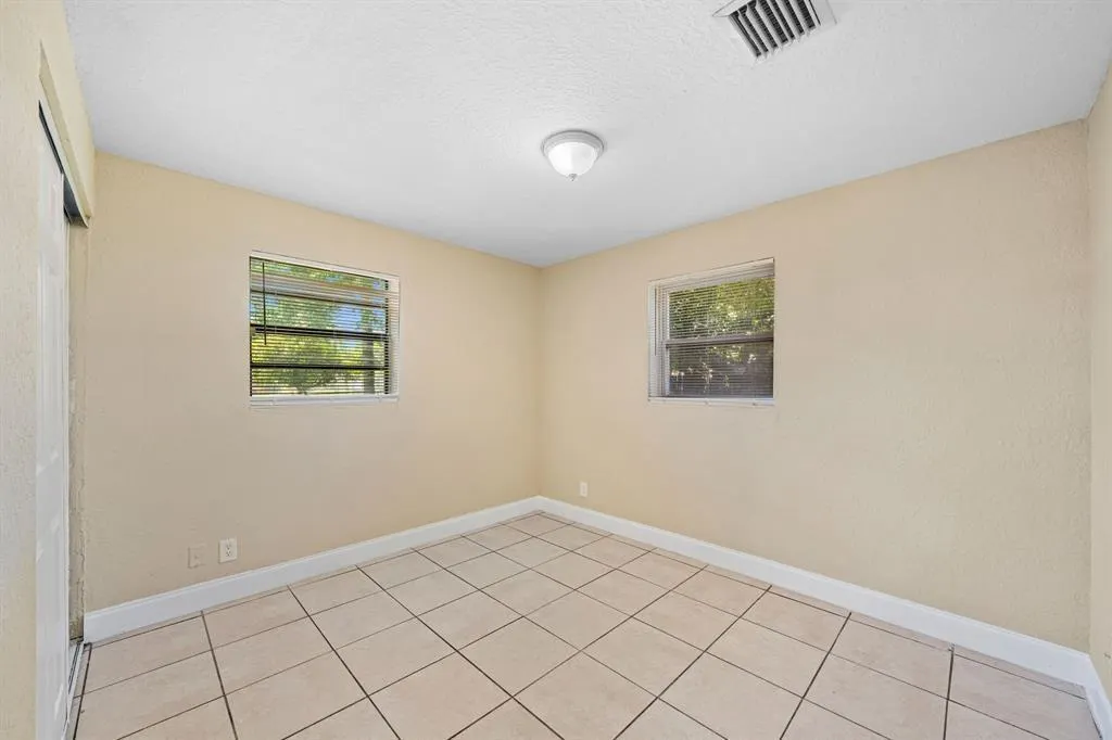 1552 NW 15th Ter