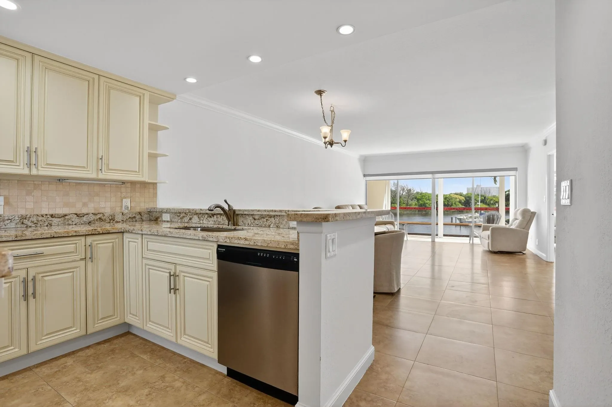 1427 E Hillsboro Blvd, #327