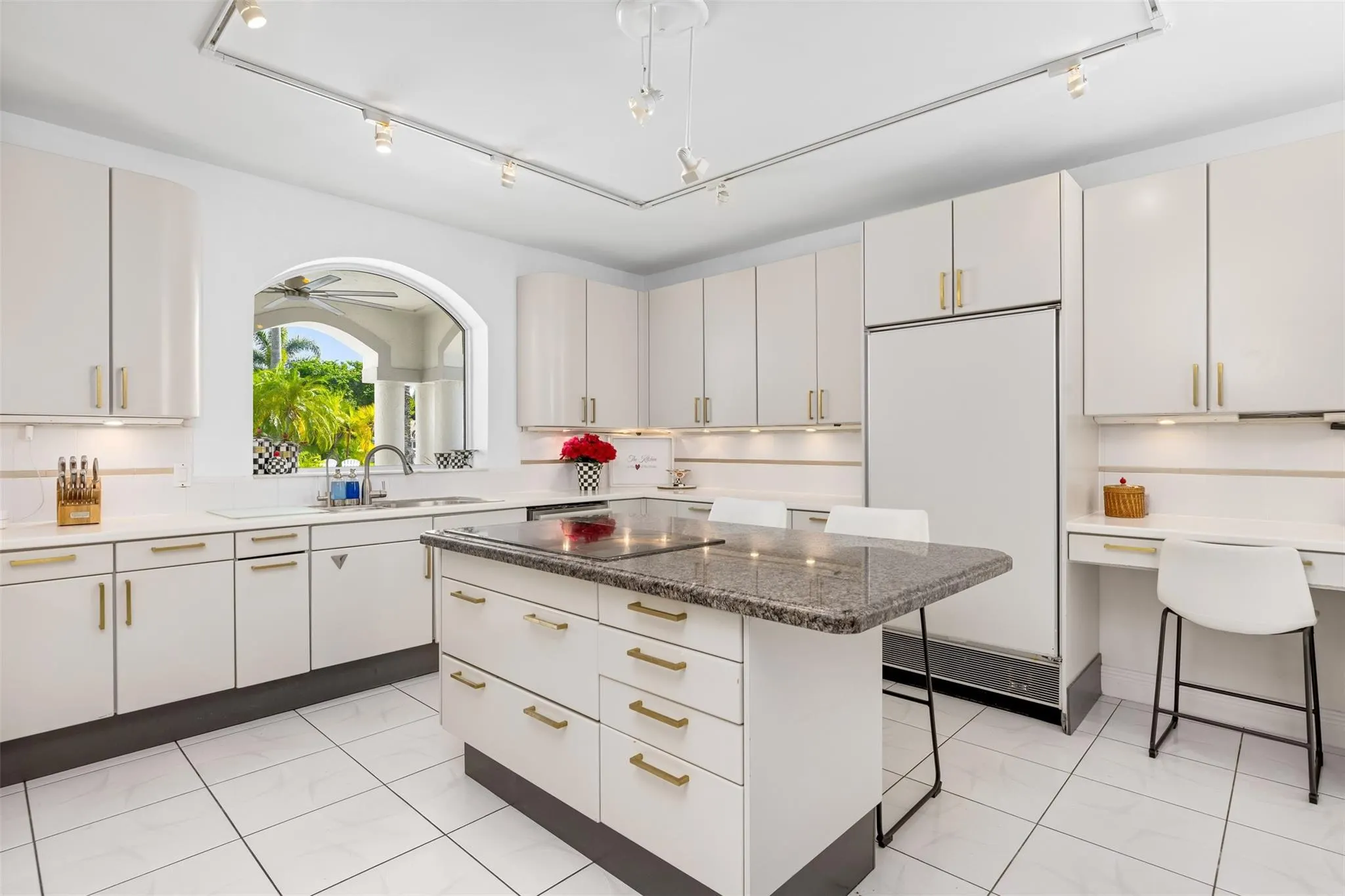 11 Bay Colony Lane
