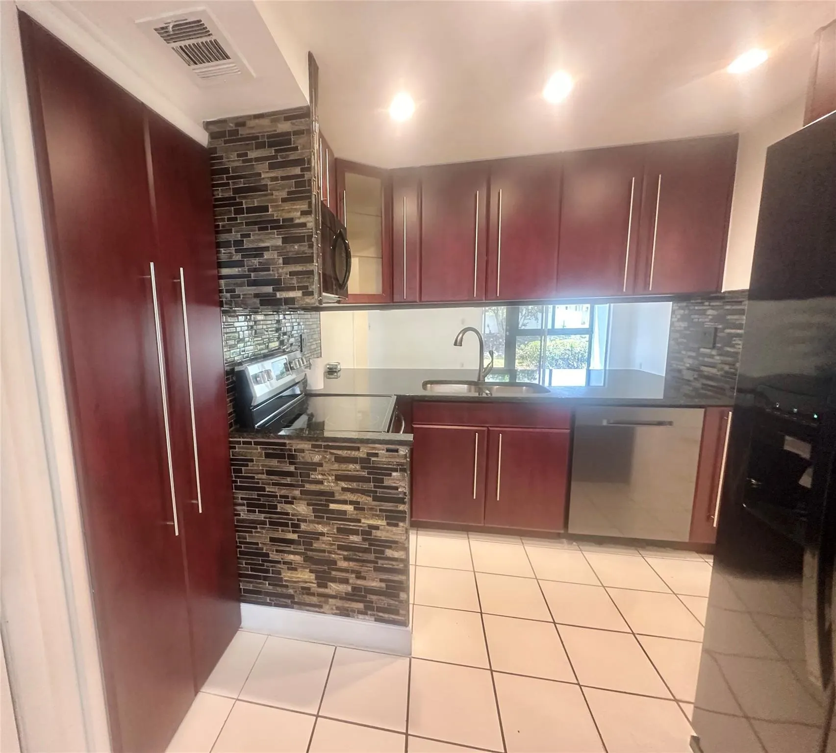 717 Gardens Dr, #103