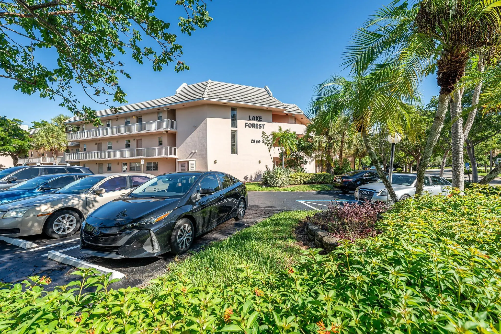 2850 Forest Hills Blvd, #203