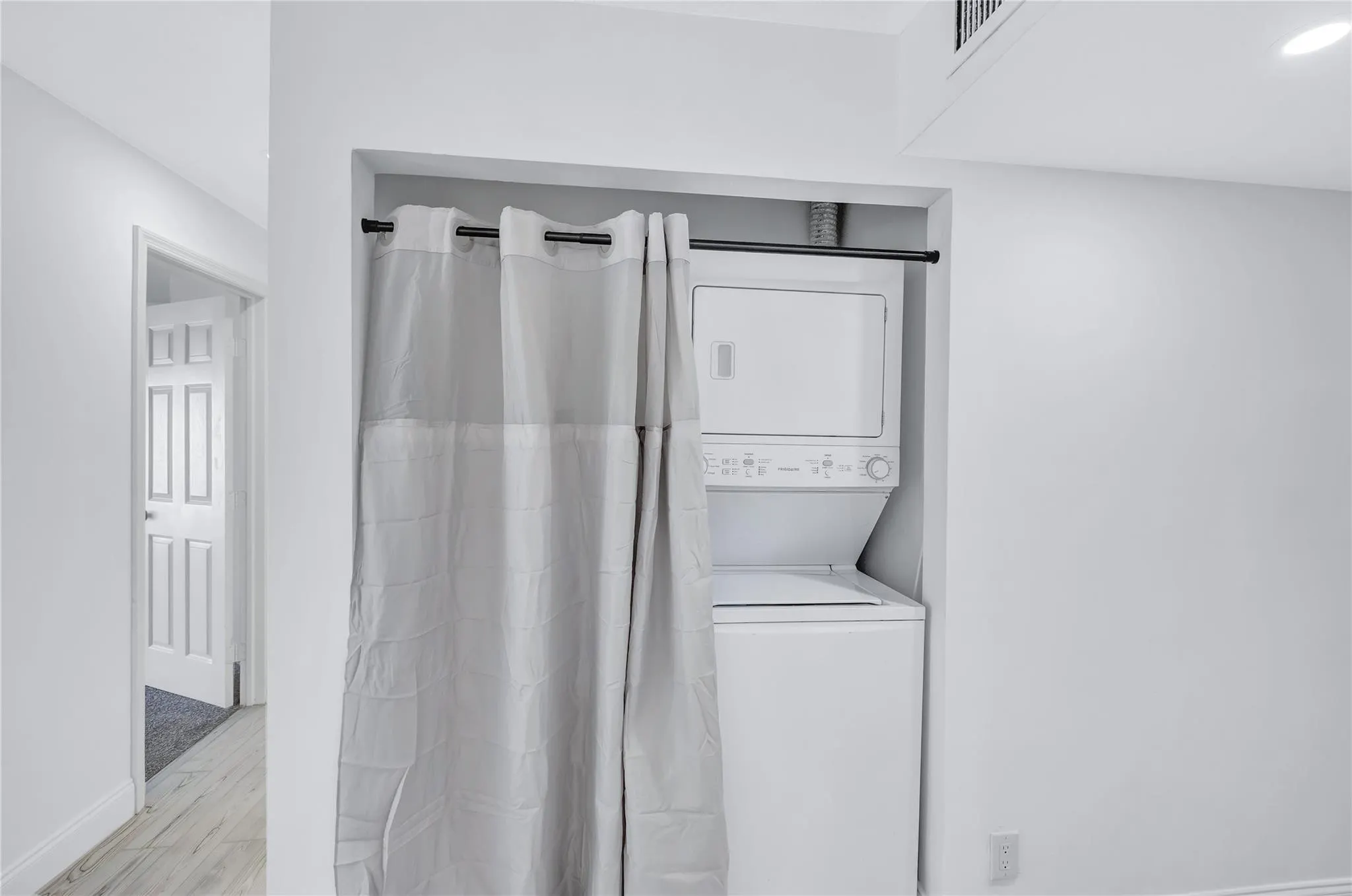 2830 Riverside Dr, #201-C