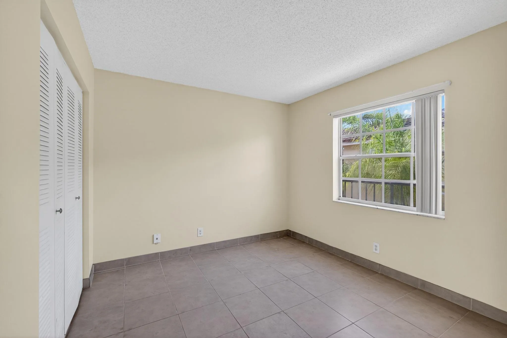 1010 Lake Shore Dr, #201