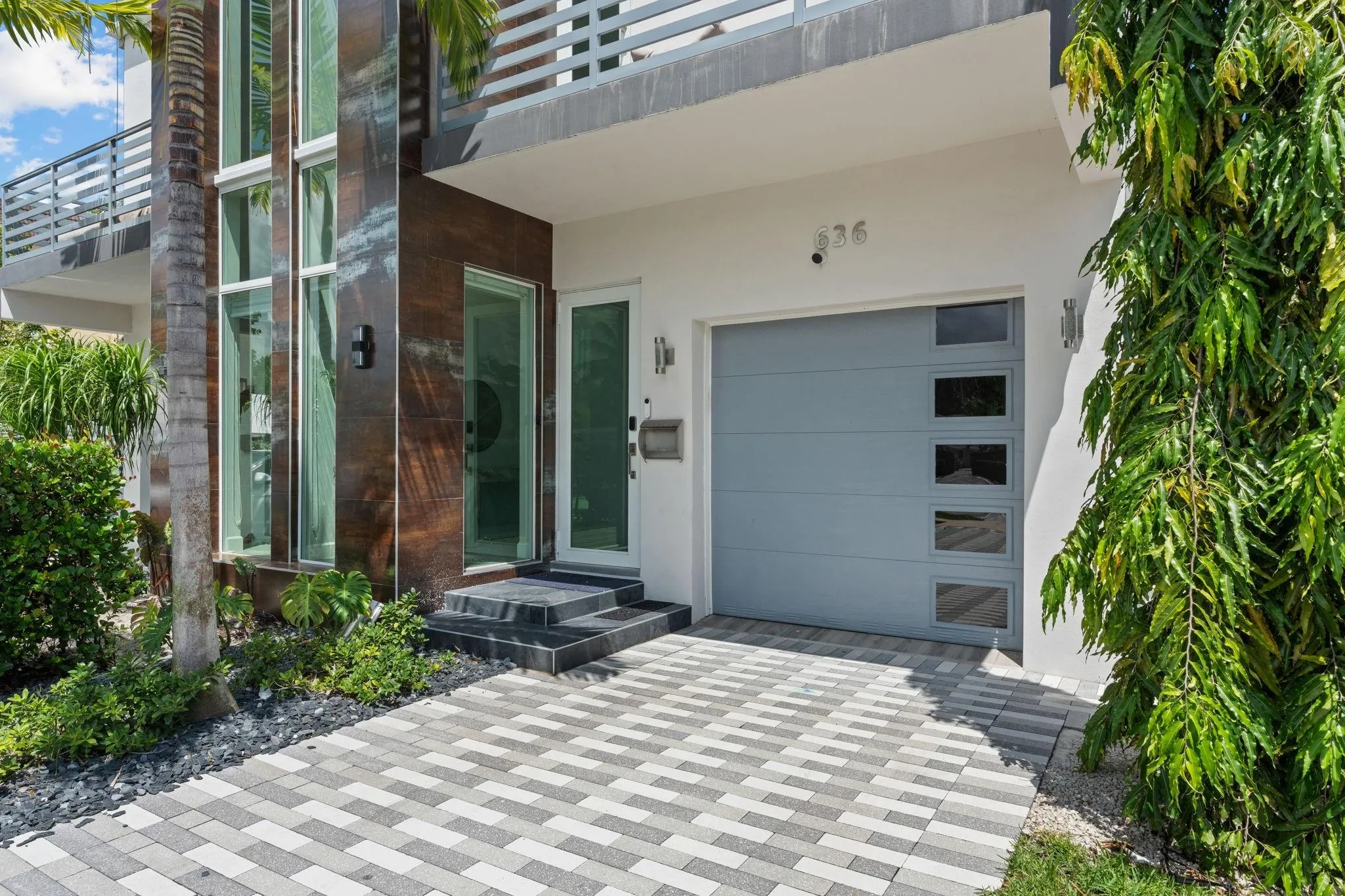 636 NE 8th