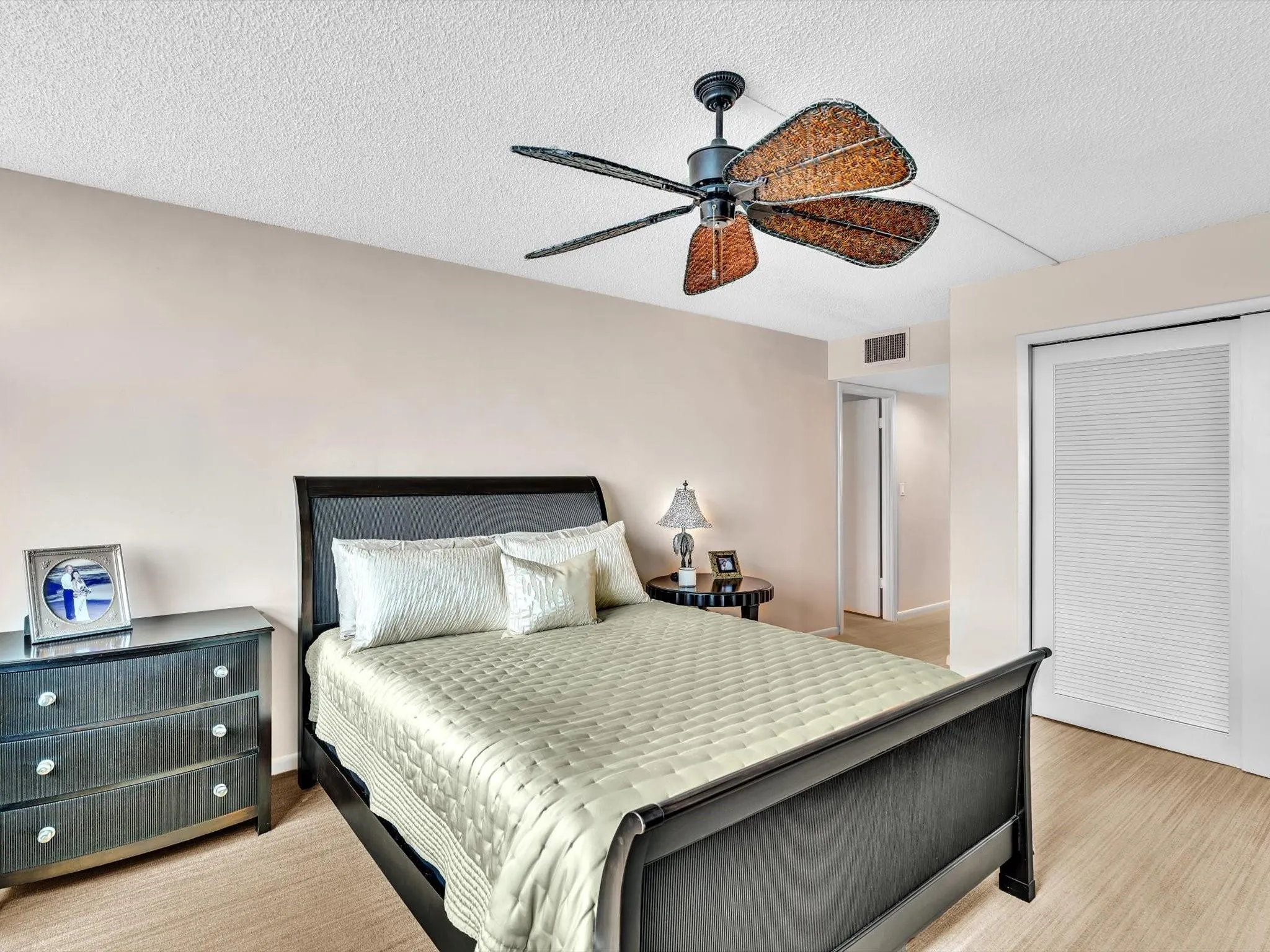 1147 Hillsboro Mile, #802