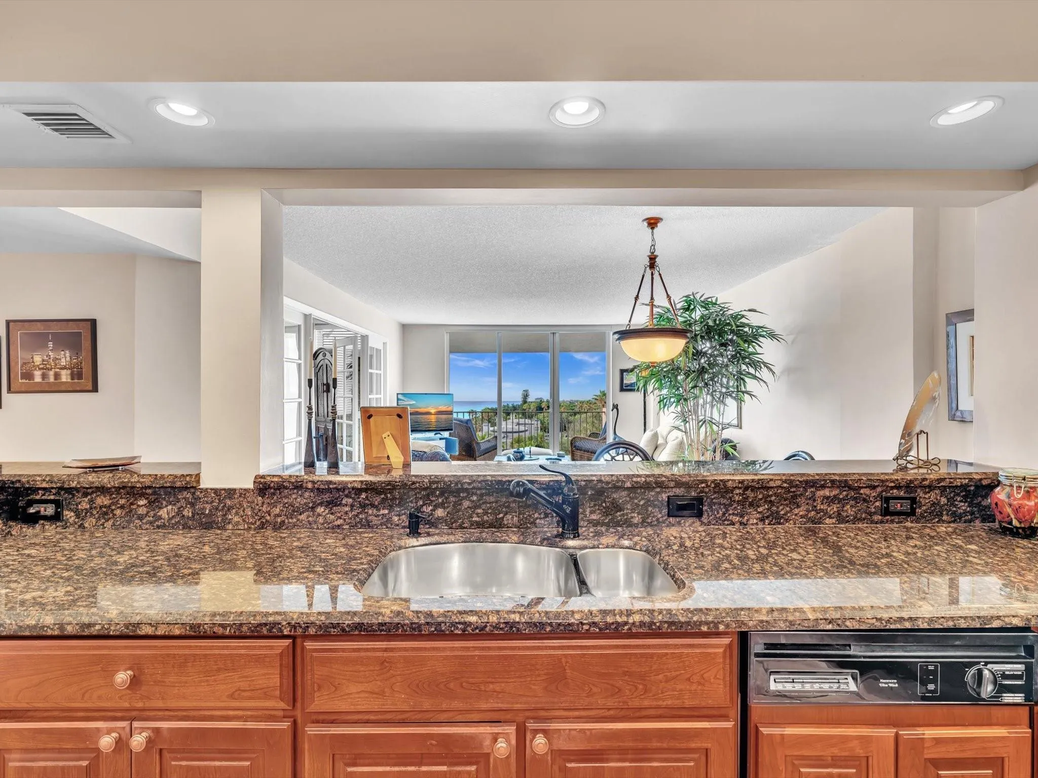 1147 Hillsboro Mile, #802