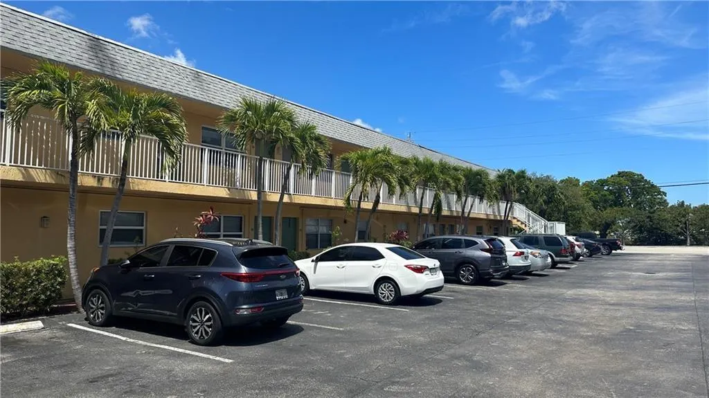 4061 N Dixie Hwy, #8