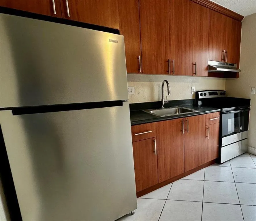 4061 N Dixie Hwy, #8