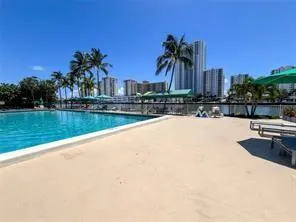 800 Parkview Dr, #903