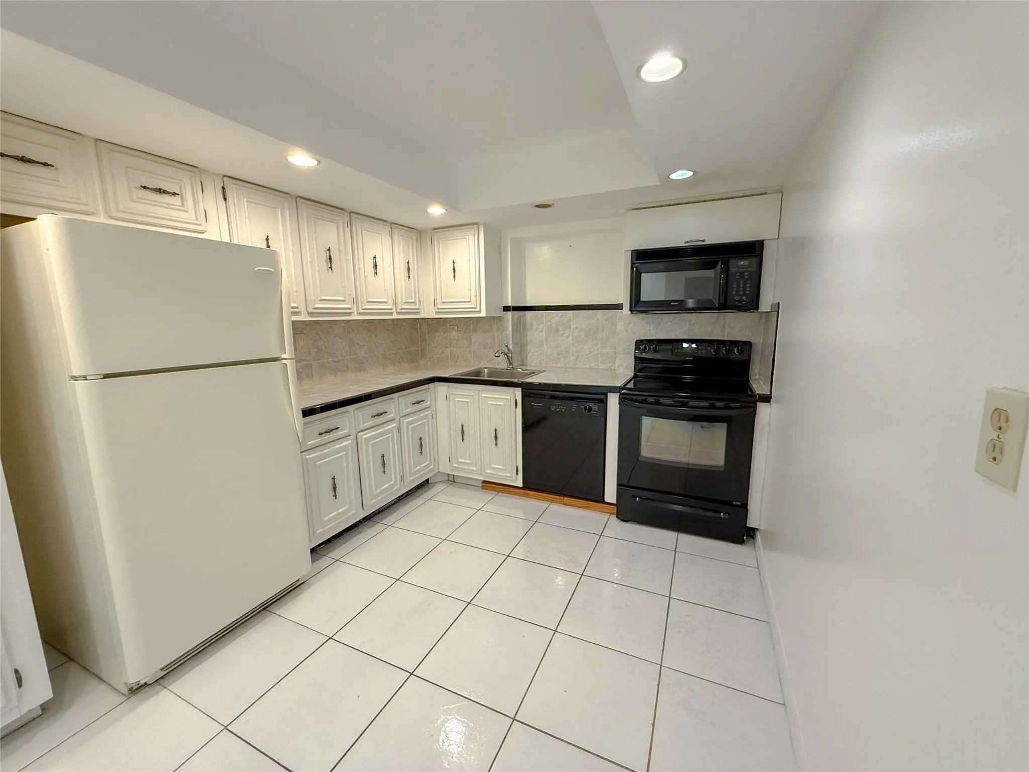 800 Parkview Dr, #903