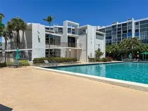 800 Parkview Dr, #903