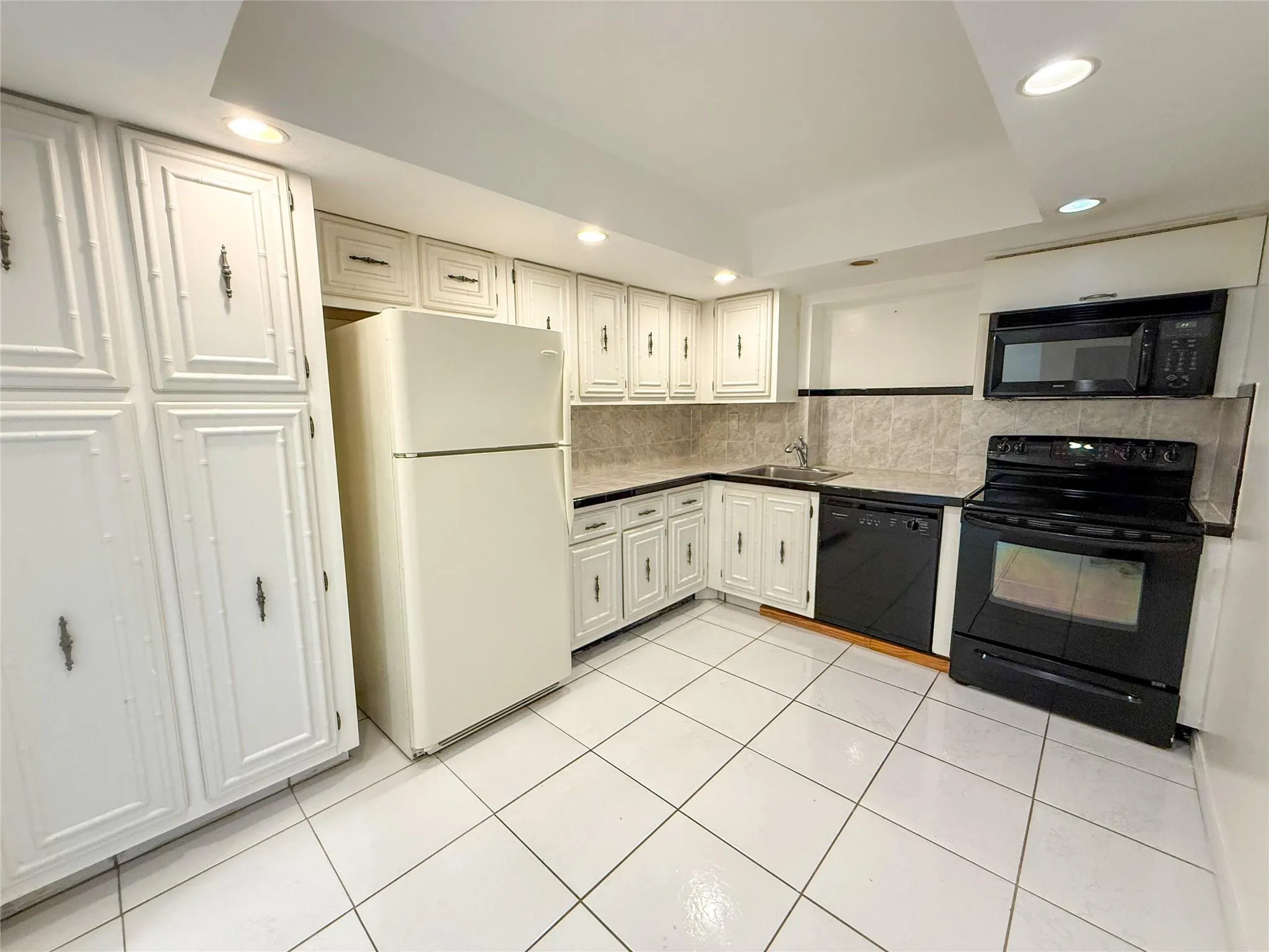 800 Parkview Dr, #903