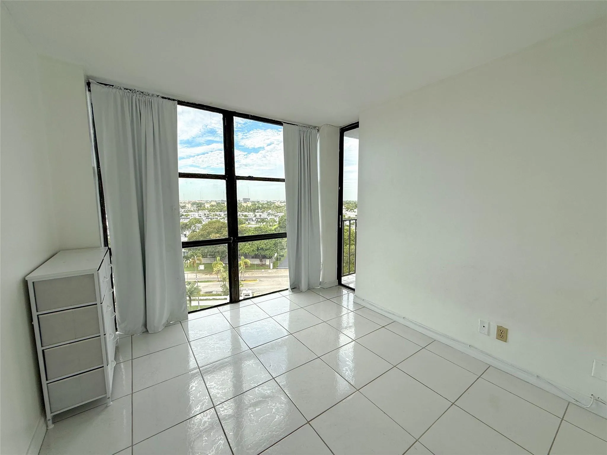 800 Parkview Dr, #903