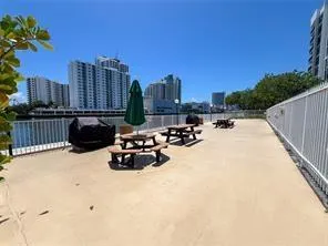 800 Parkview Dr, #903