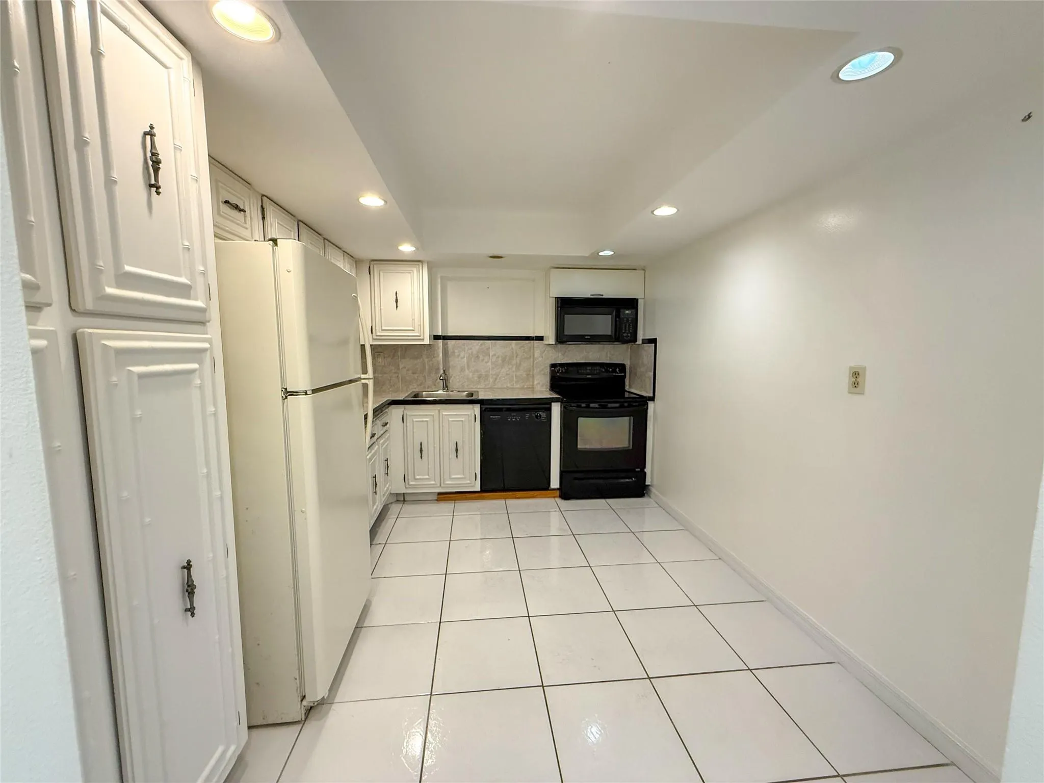 800 Parkview Dr, #903