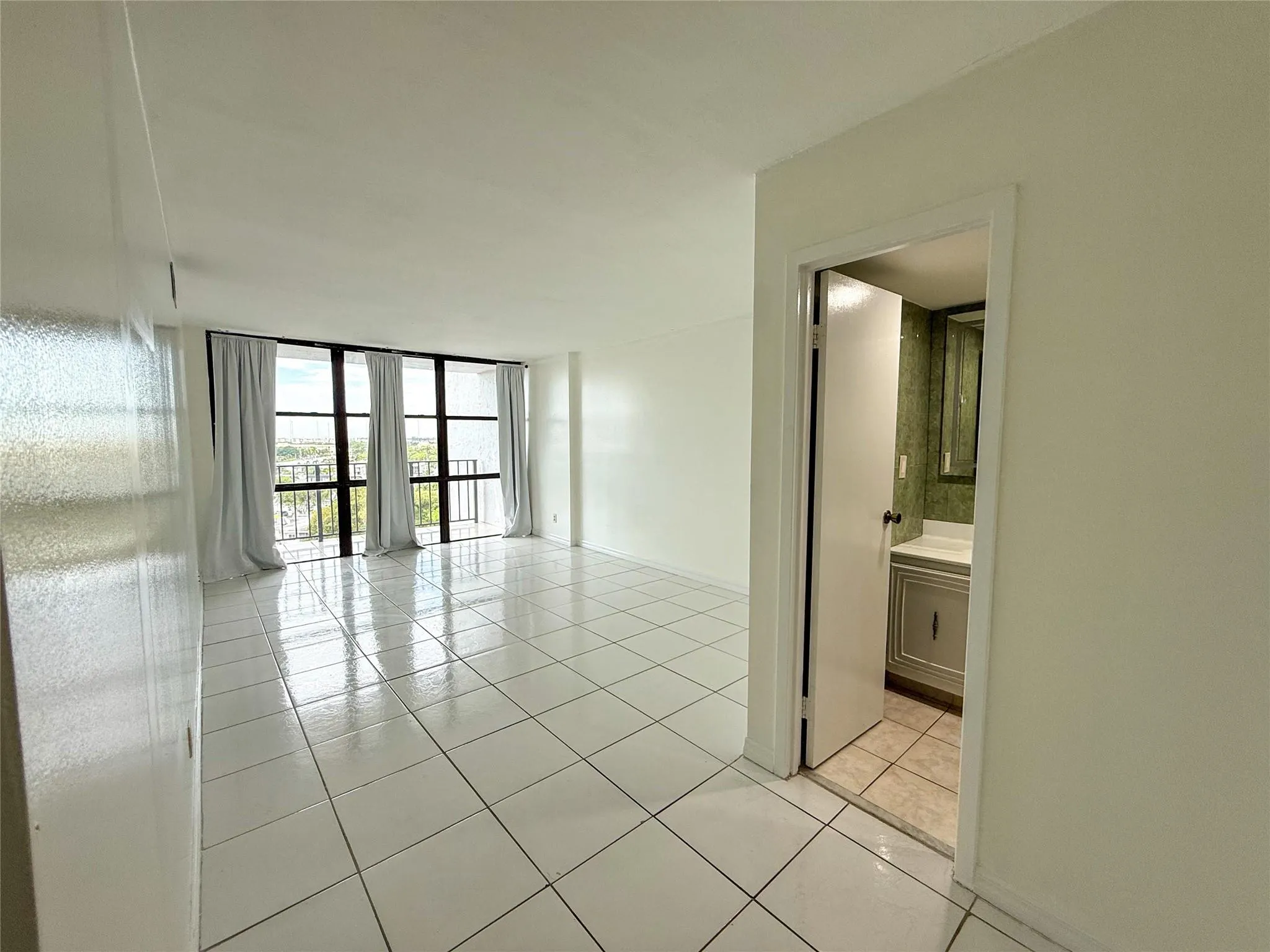 800 Parkview Dr, #903