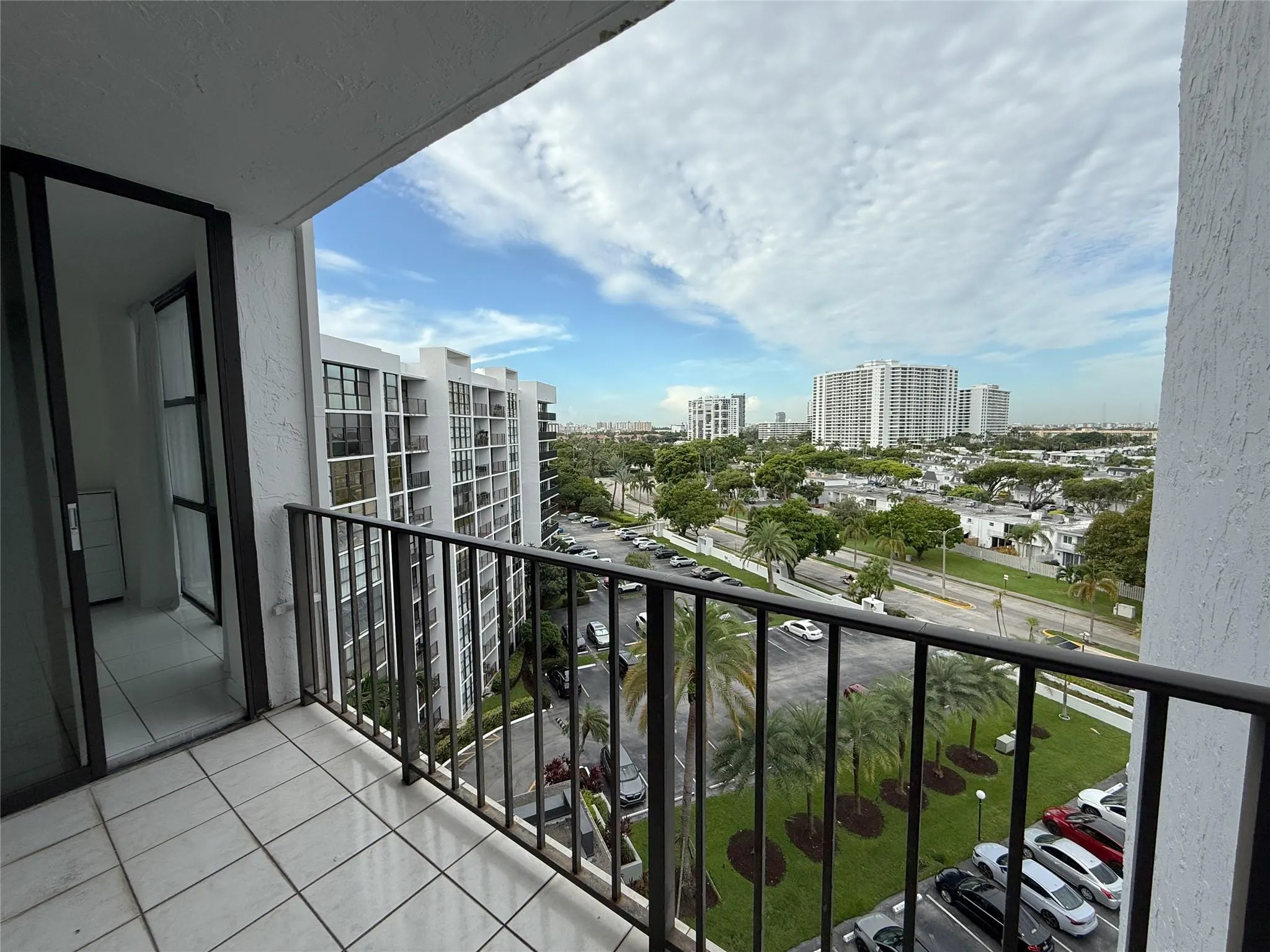 800 Parkview Dr, #903