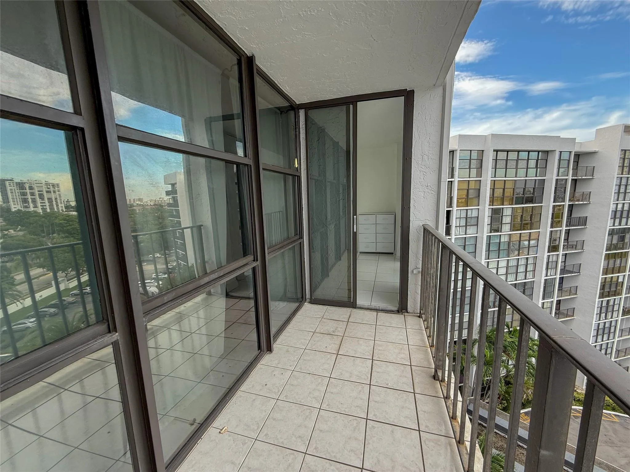 800 Parkview Dr, #903