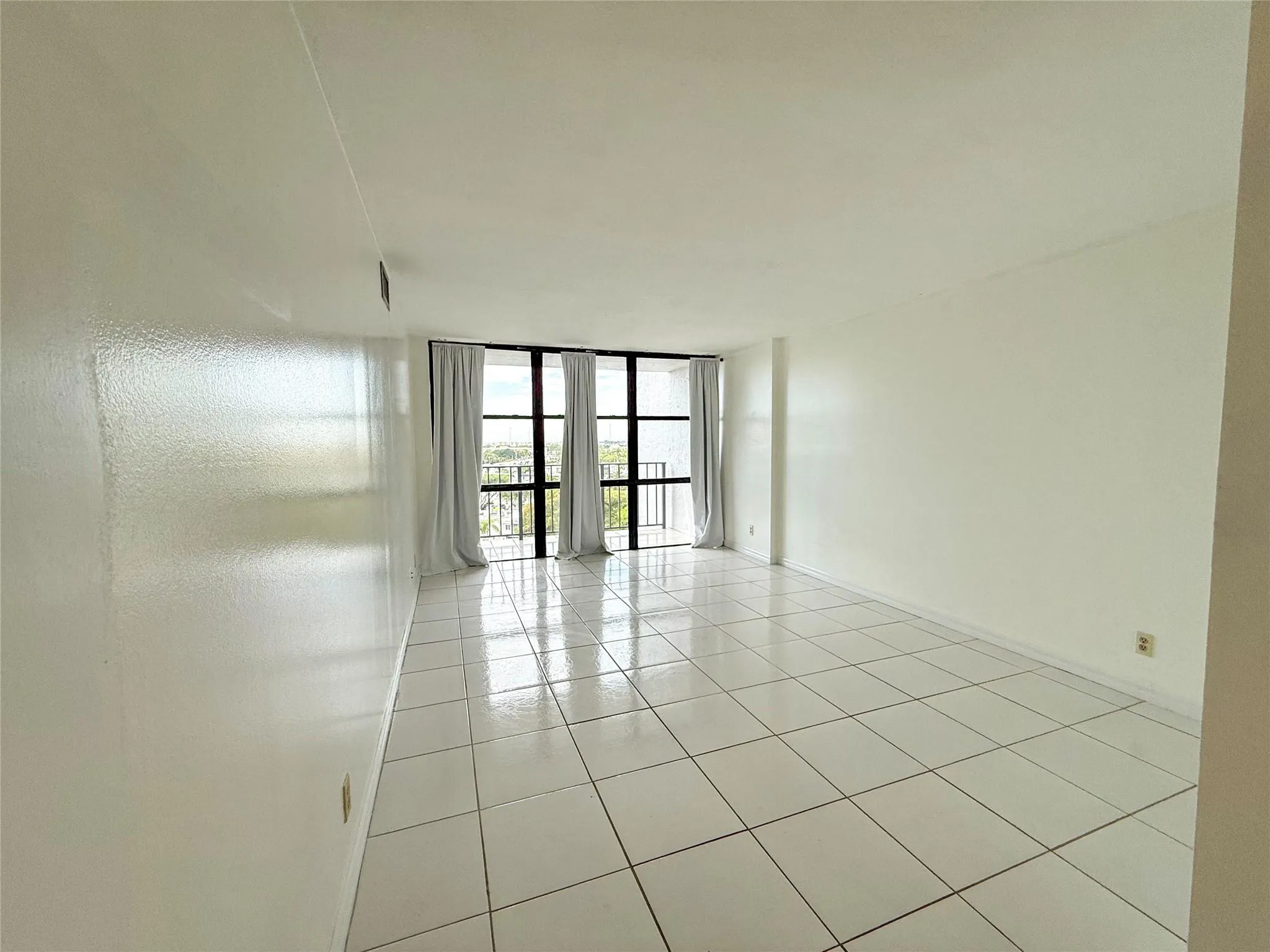 800 Parkview Dr, #903