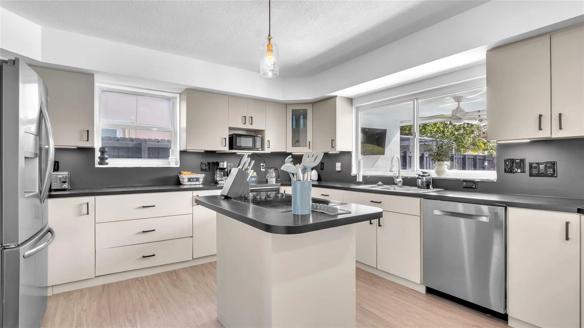2201 N 50th Ave