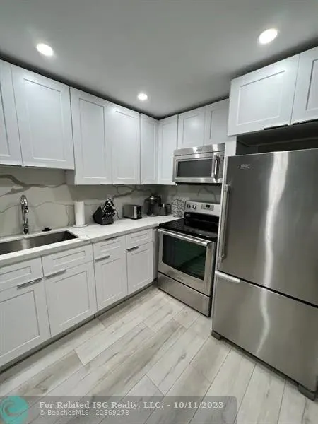 2301 Collins Ave, #327