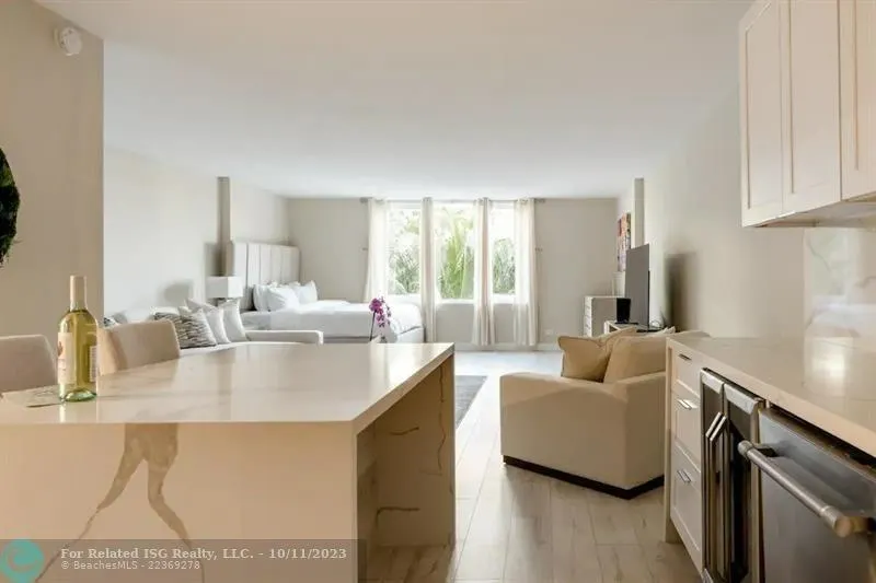 2301 Collins Ave, #327