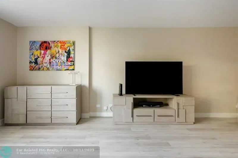 2301 Collins Ave, #327