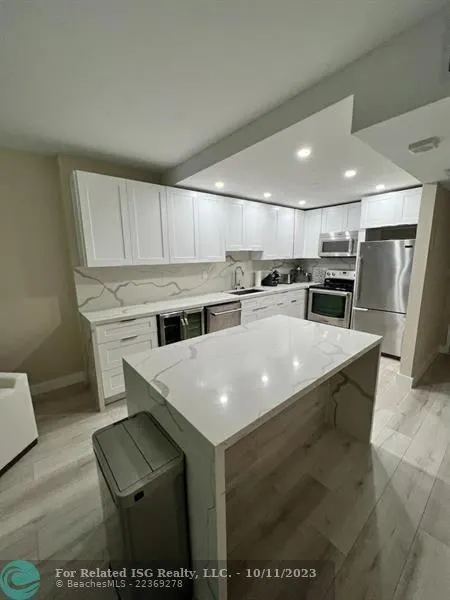 2301 Collins Ave, #327