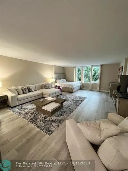 2301 Collins Ave, #327