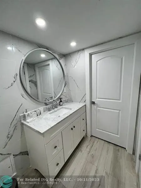 2301 Collins Ave, #327