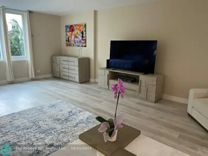 2301 Collins Ave, #327