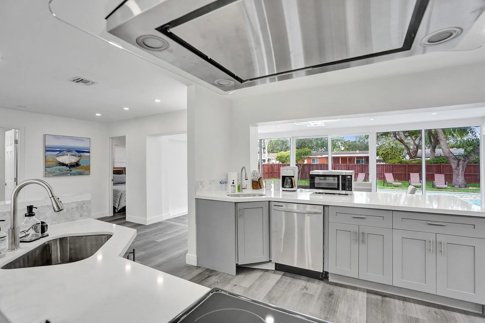 2114 N 42nd Ave