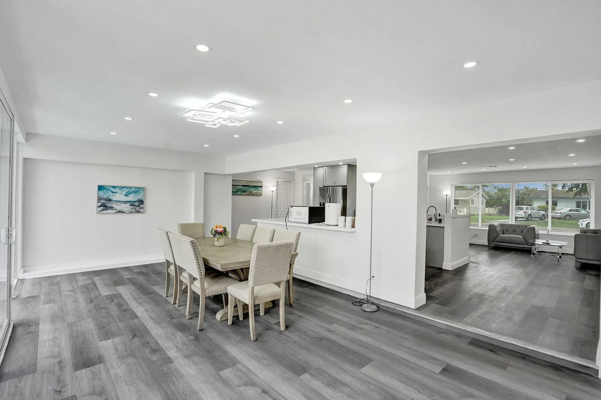 2114 N 42nd Ave