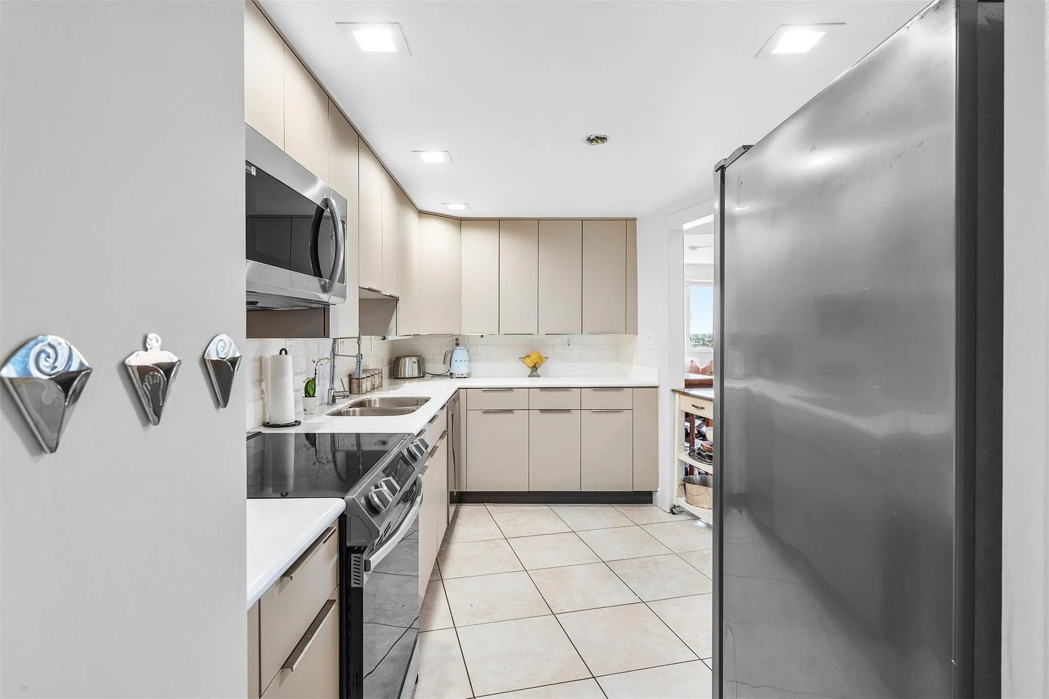 3000 Holiday Dr, #1605