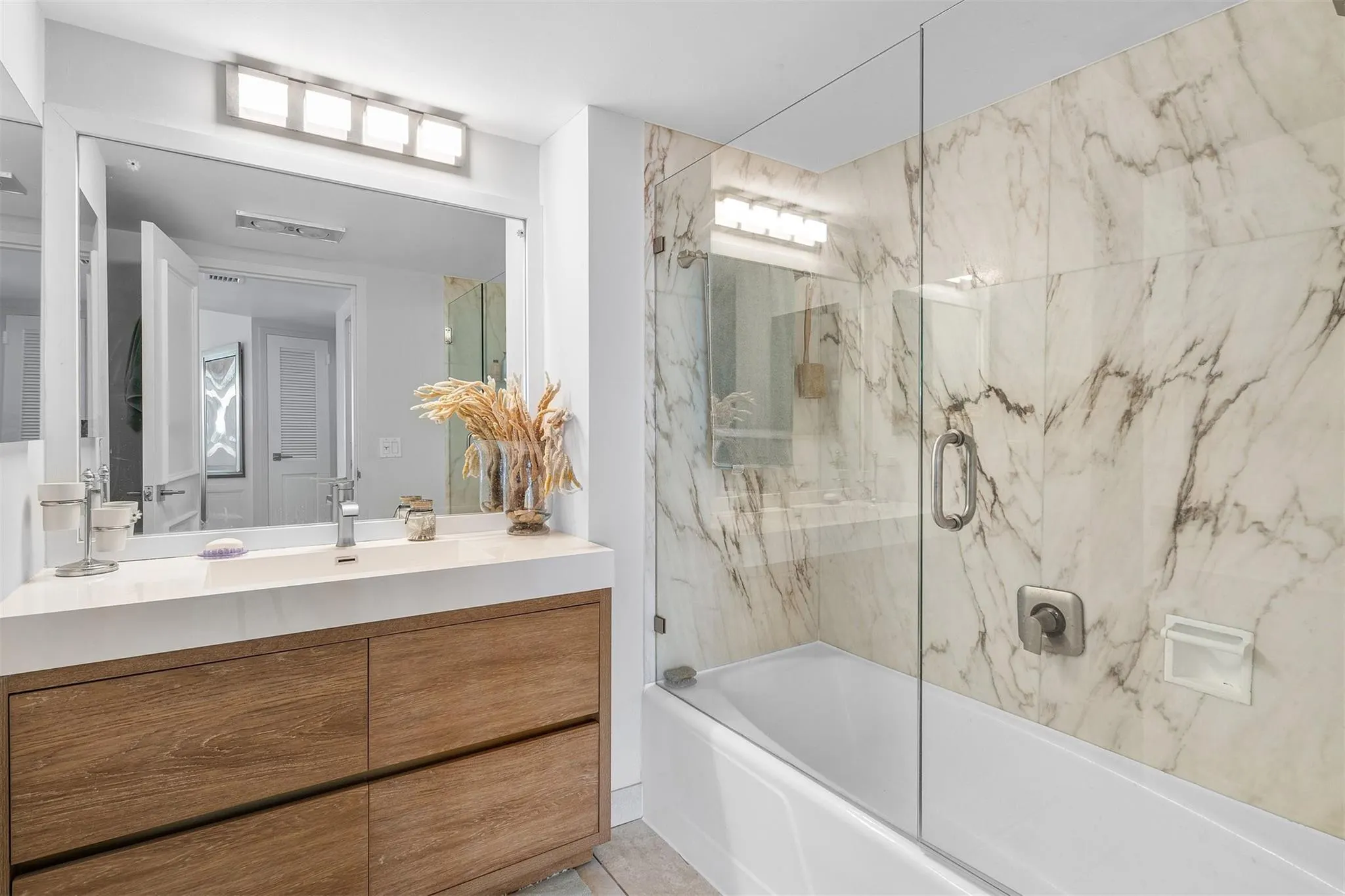 3000 Holiday Dr, #1605