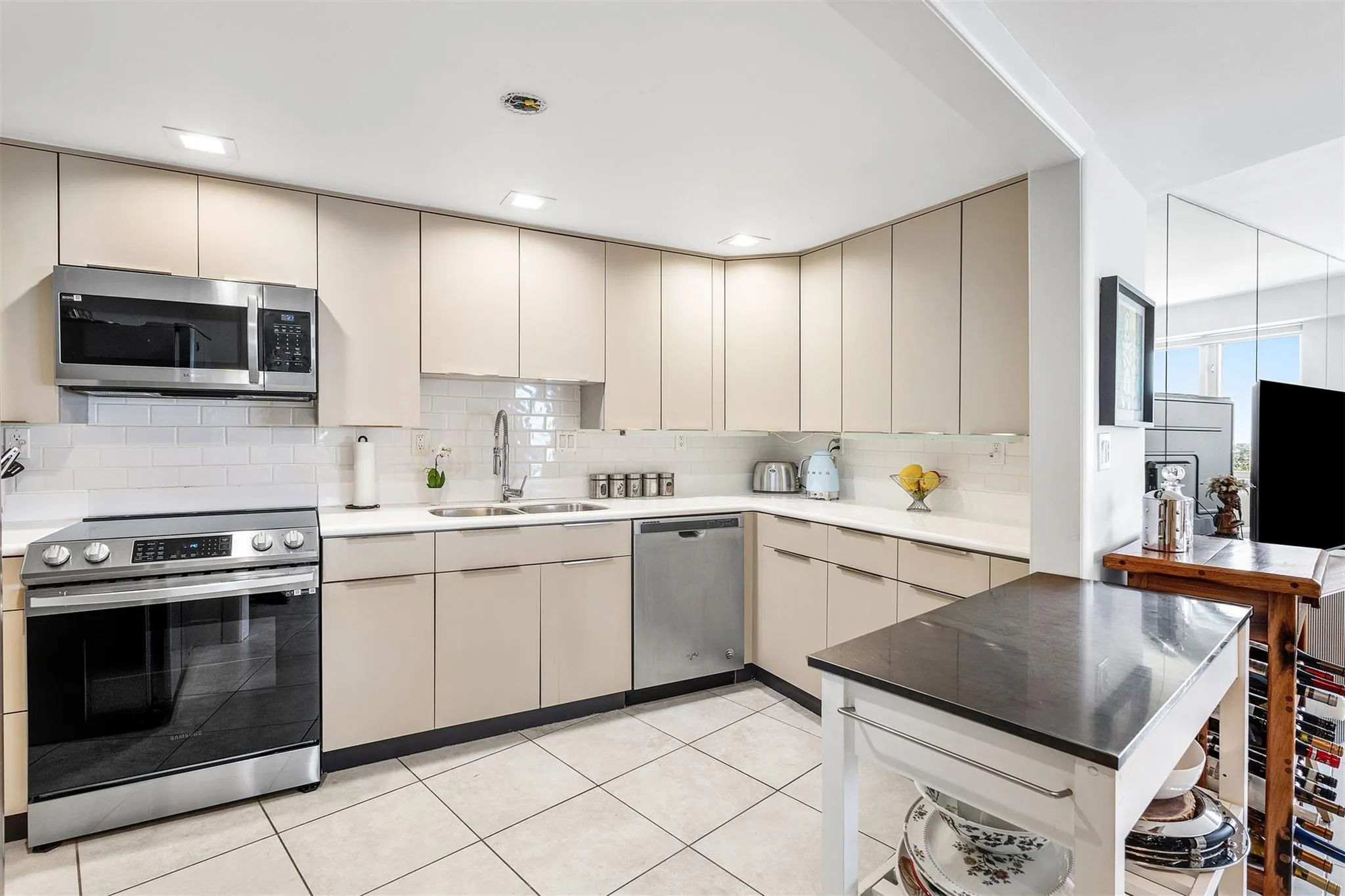 3000 Holiday Dr, #1605