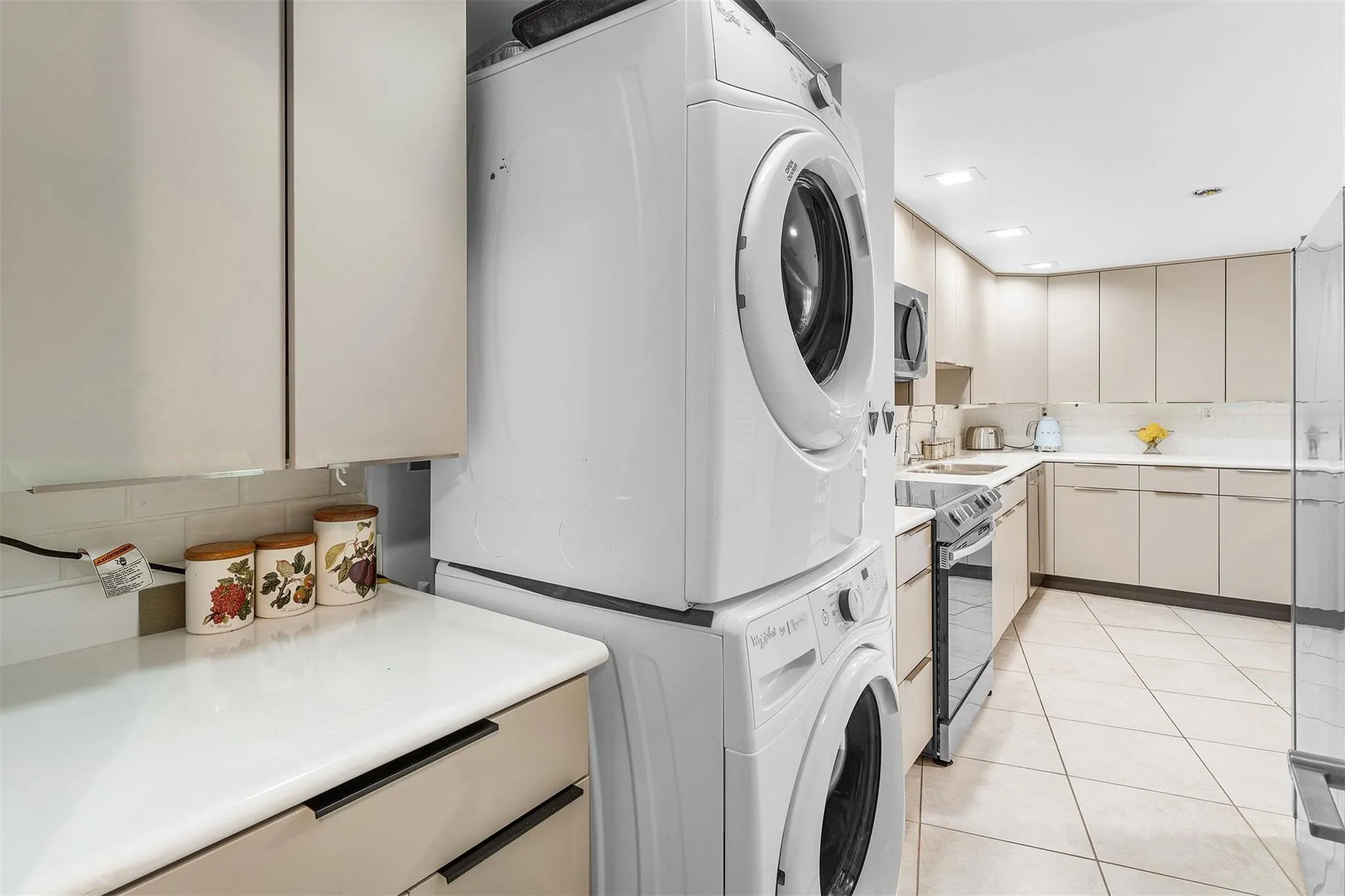 3000 Holiday Dr, #1605