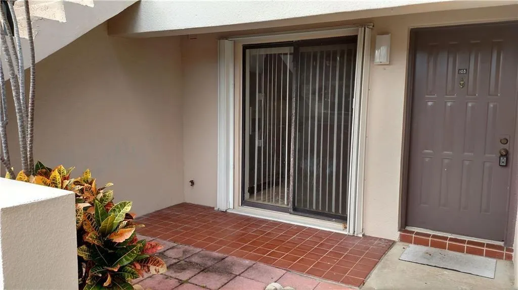301 Club Cir, #103