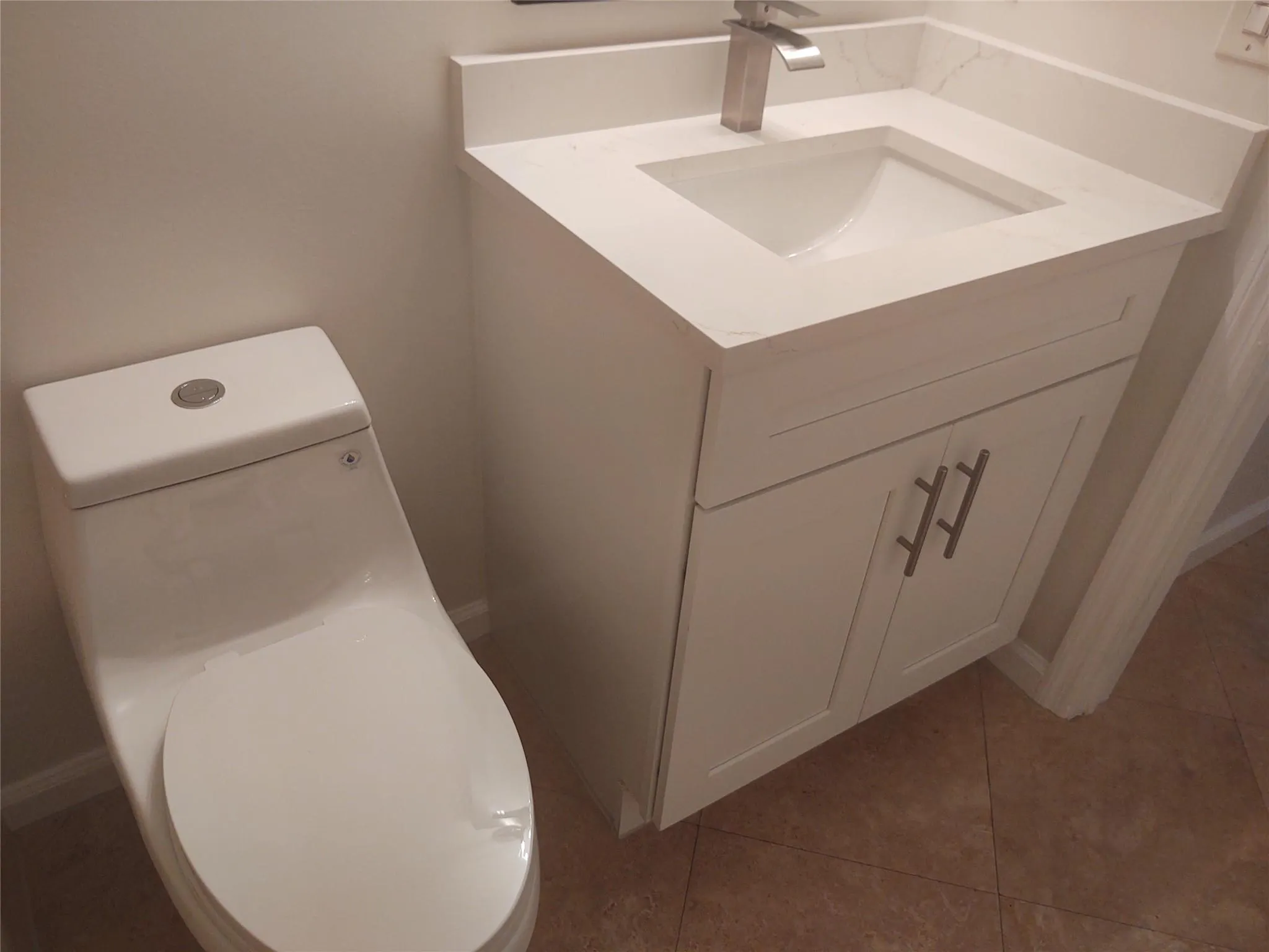 301 Club Cir, #103