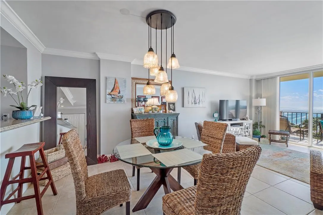 1147 Hillsboro Mile, #904