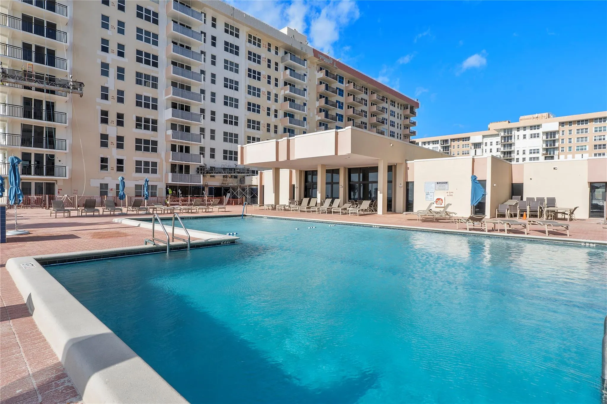 1147 Hillsboro Mile, #904
