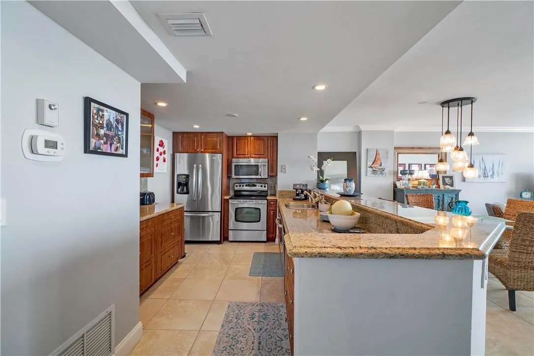 1147 Hillsboro Mile, #904